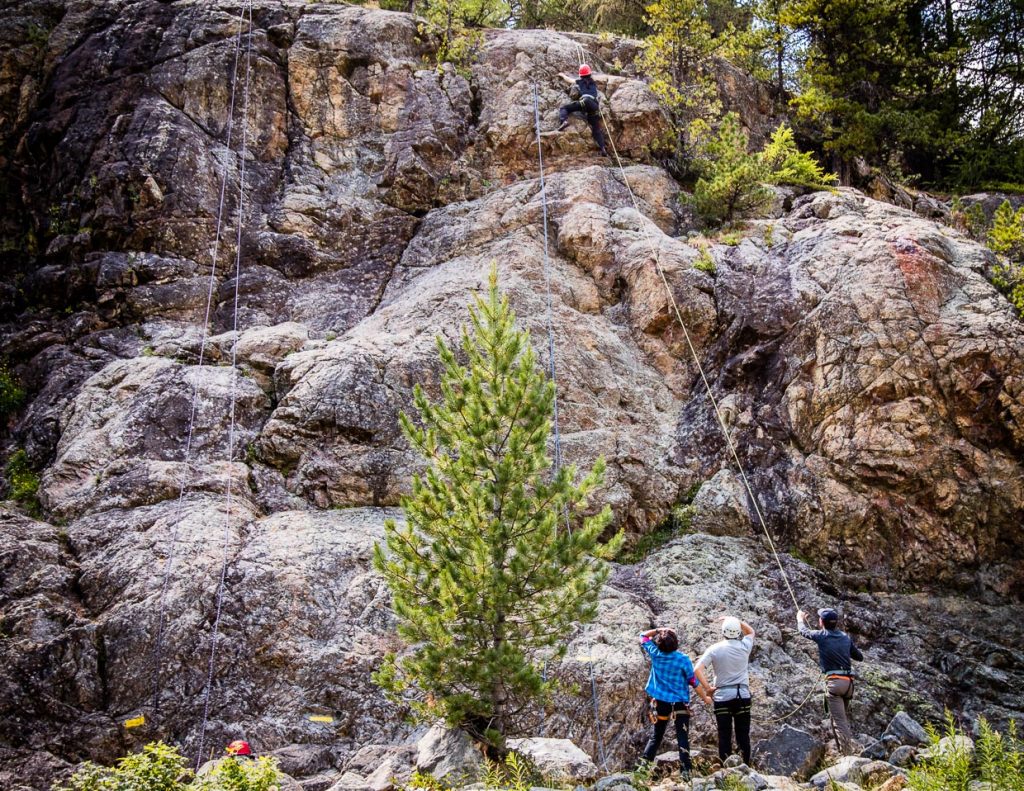 Auch wer noch nie so steile Felsen bezwungen hat, lernt ungeahnte Fähigkeiten an sich kennen / © Foto: Georg Berg
