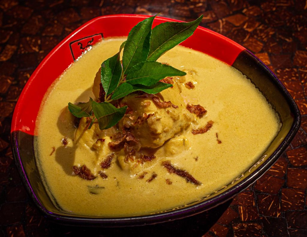 Ein Zweig mit frischen Curryblättern auf dem Meen Moolie - wie damals auf Sri Lanka / © Foto: Georg Berg