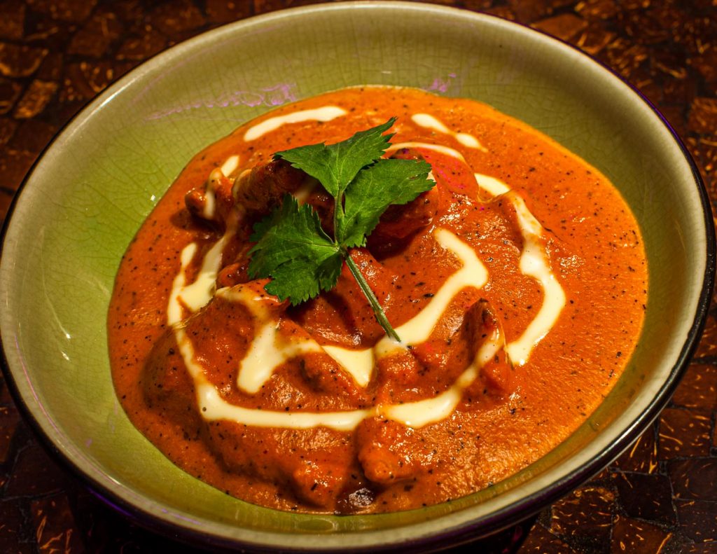 Butter Chicken in Silky Cashew und Tomatencurry u.a. mit Cumin, Kardamom und Rosenblättern / © Foto: Georg Berg