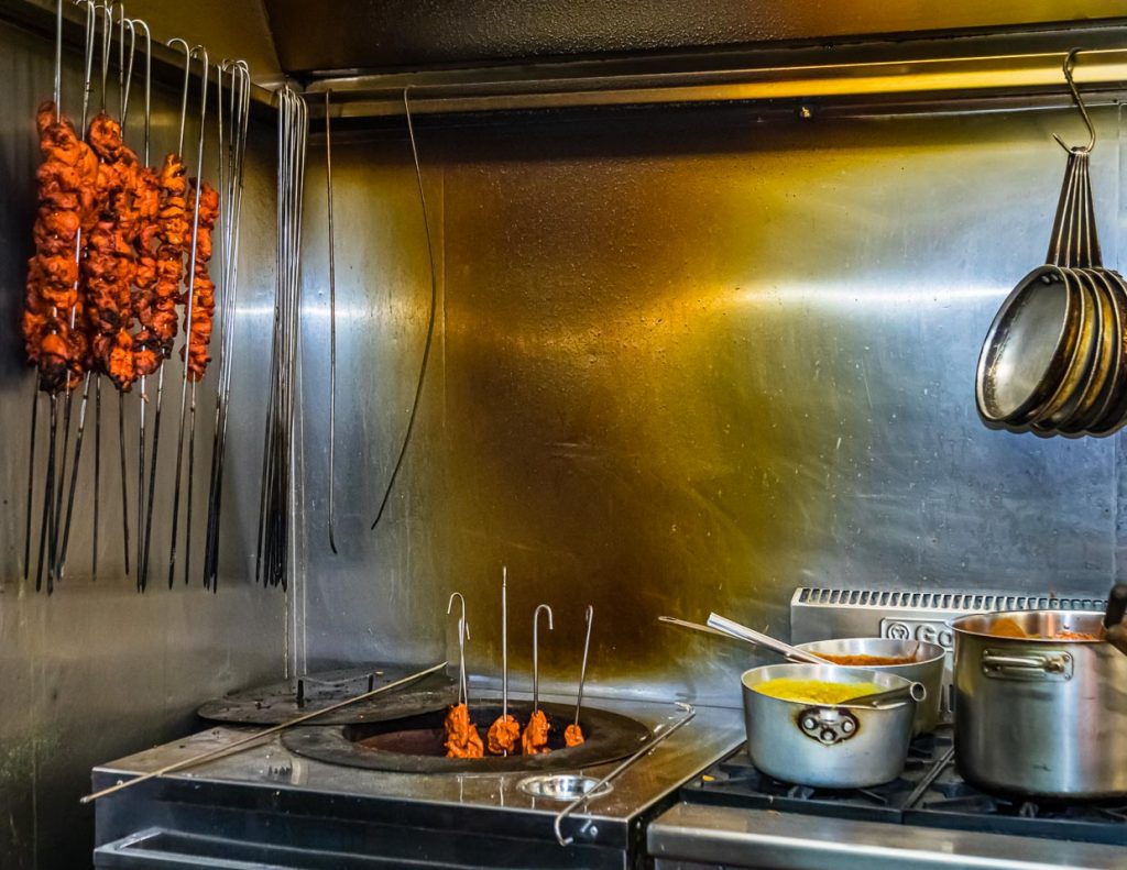 Im Tandoori-Ofen werden sogar Gewürze angeröstet / © Foto: Georg Berg