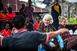 Indonesische Menschen in traditioneller Kleidung treffen sich mit Touristen / © Foto: Georg Berg
