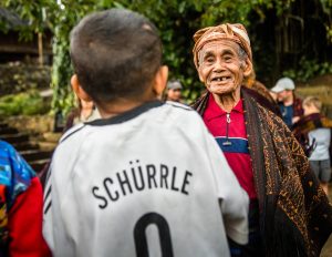 Indonesische Menschen in traditioneller Kleidung und westlichem Outfit / © Foto: Georg Berg