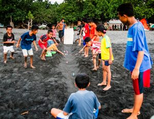 Strandspiele auf den indonesischen Sunda-Inseln / © Foto: Georg Berg