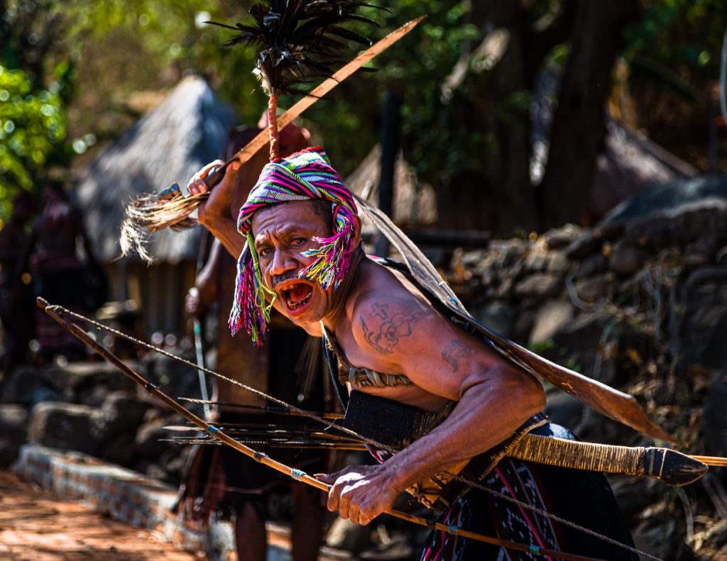 Auf dem Weg in den Ort Takpala stellt sich ein Krieger quer. Tatsächlich drückt er mit der traditionellen Bewaffnung heute seinen Respekt vor Besuchern aus / © Foto: Georg Berg