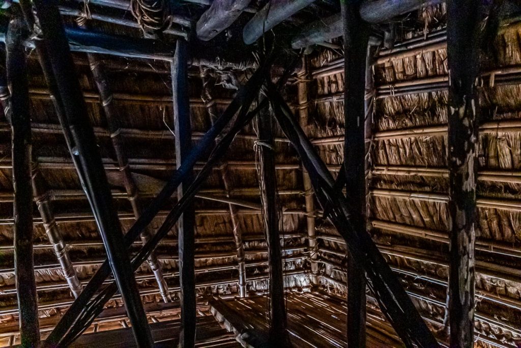 Im Inneren eines typischen Hauses auf Alor. Statt Treppen gibt es in diesen Lumbung genannten Scheunen steile Leitern, die beiseite geräumt werden können / © Foto: Georg Berg