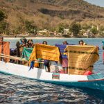 Indonesische Verkäuferinnen bieten ihre Textilien vor den indonesischen Sunda-Inseln vom Boot aus an / © Foto: Georg Berg
