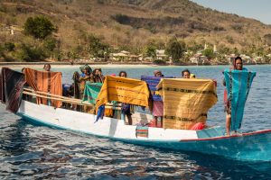 Indonesische Verkäuferinnen bieten ihre Textilien vor den indonesischen Sunda-Inseln vom Boot aus an / © Foto: Georg Berg