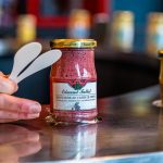 Viele der aromatisierten Senfsorten enthalten noch die Senfschalen. Sie gehören zu den groben Senfsorten und sind mit weiteren Burgund-Spezialitäten wie Cassis, der schwarzen Johannisbeere oder mit Pain d’Epices, Lebkuchengewürzen, verfeinert / © Foto: Georg Berg