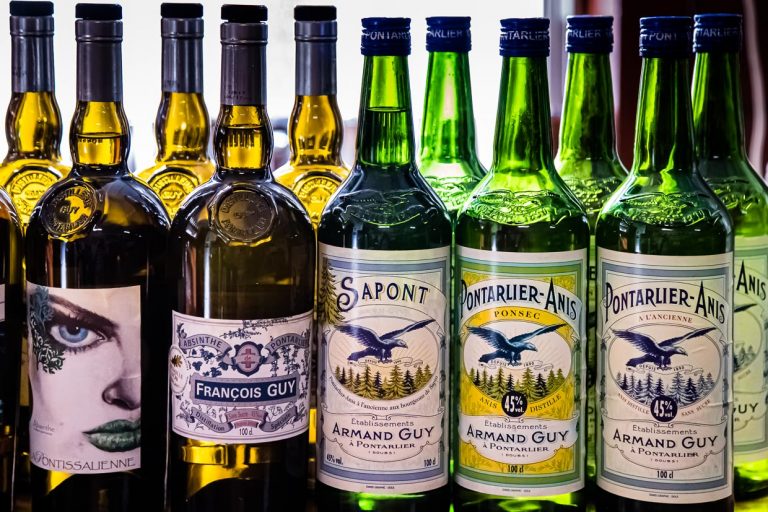 Absinth Produkte aus der Destilerie Bottles Armand Guy in Portarlier, Frankreich / © Foto: Georg Berg