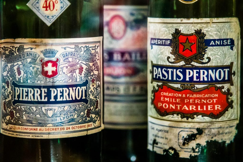 Die Destillerien in Pontarlier stellten nach dem Verbot von Absinth auf der Herstellung von Pastis um. Vom Erfolg der berühmtesten Marke Pernod kann auch profitieren, wer so ähnlich heißt wie Henri-Louis Pernod / © Foto: Georg Berg