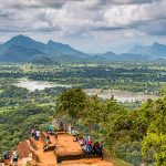 Atemberaubender Blick von der Felsenfestung Sigiriya über Reisfelder und in der Ferne liegende Gebirgszüge / © Foto: Georg Berg