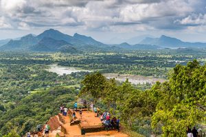 Atemberaubender Blick von der Felsenfestung Sigiriya über Reisfelder und in der Ferne liegende Gebirgszüge / © Foto: Georg Berg