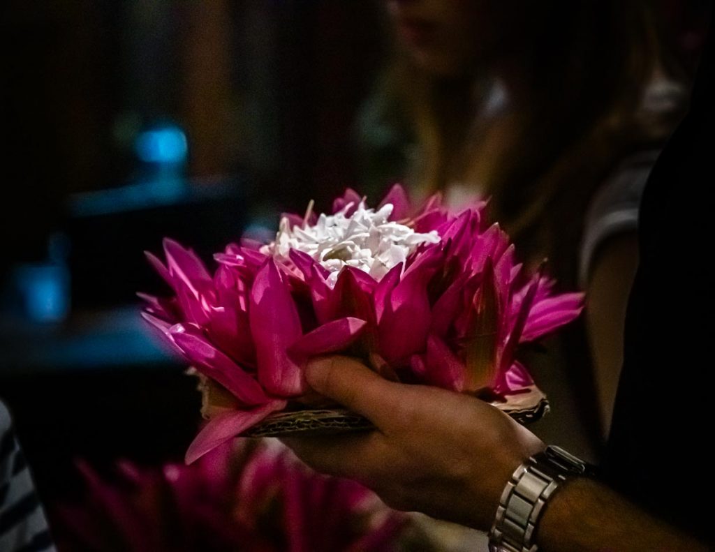 Mit Tempelblumen symbolisieren die buddhistischen Gläubigen ihre Wünsche / © Foto: Georg Berg