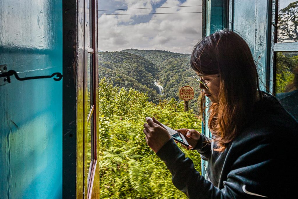 Der langsamste Express der Welt fährt durch Sri Lanka. Die offene Tür bietet während der Fahrt eine Fülle von Fotomotiven / © Foto: Georg Berg
