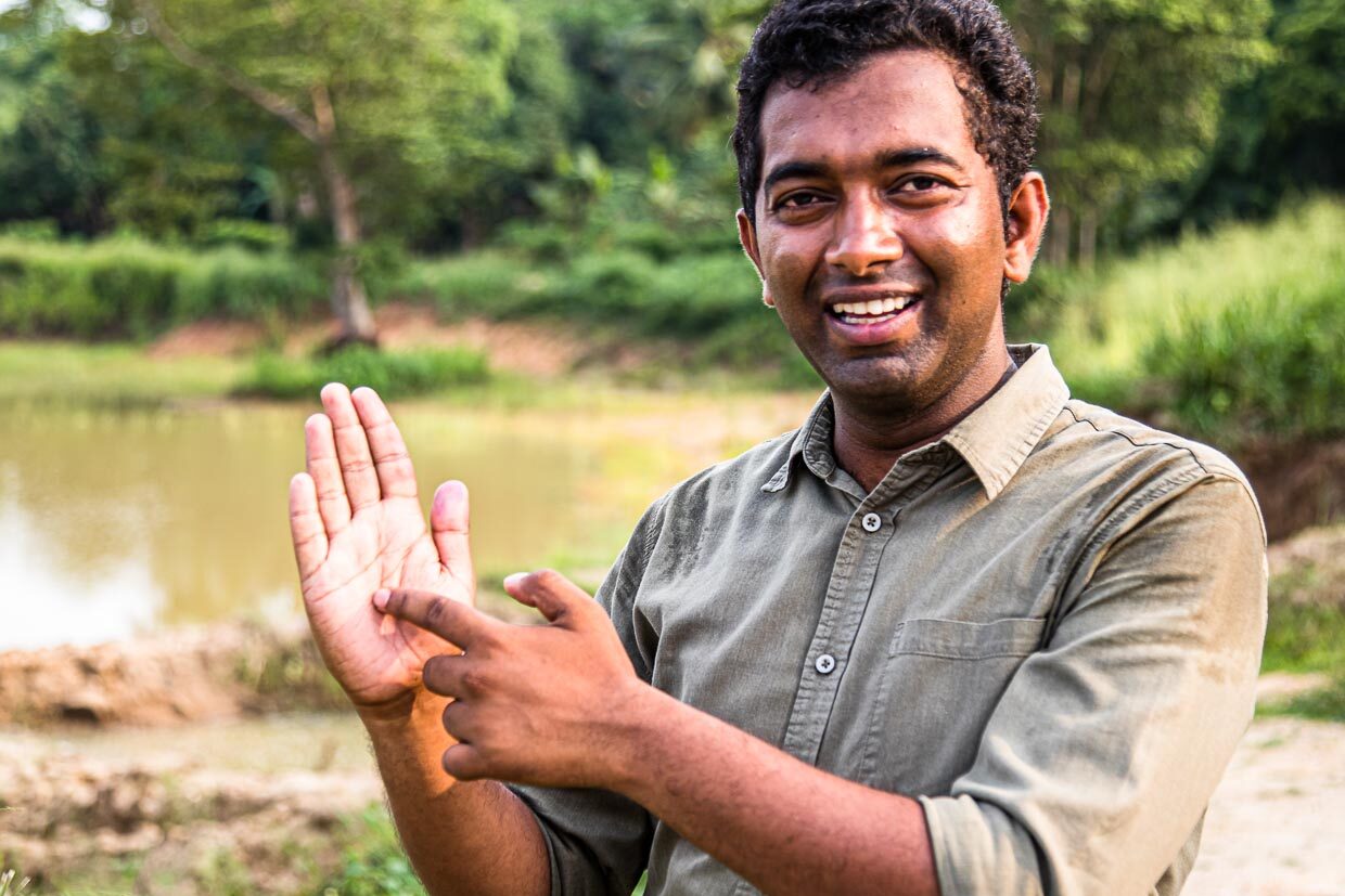 Ishanda, der Environmentalist der Hotelanlage, zeigt auf seiner Sri Lanka darstellenden Handfläche, wo wir uns befinden. Er hält als vom Hotel angestellter Umweltschützer auch den Kontakt zur Dorfgemeinschaft / © Foto: Georg Berg