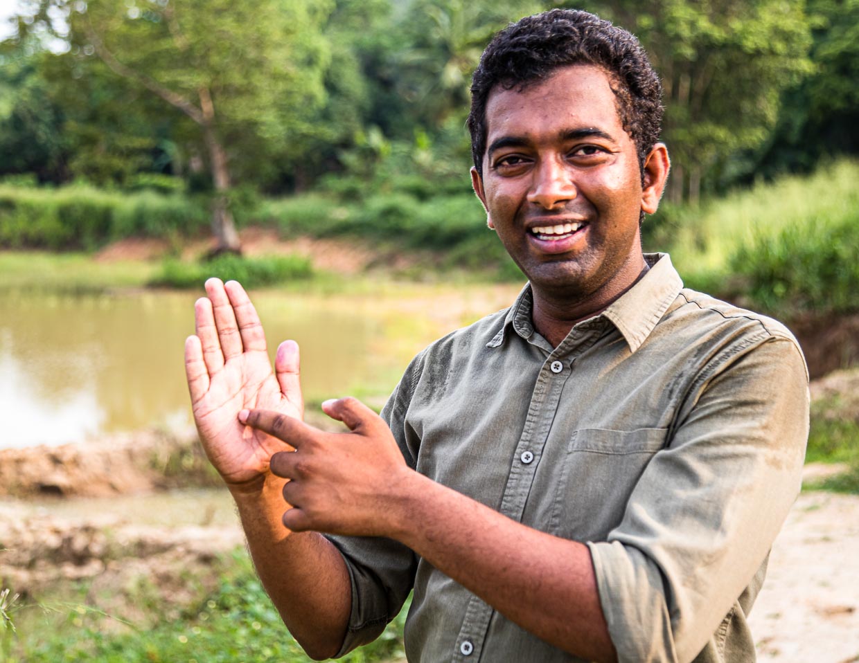 Ishanda, der Environmentalist der Hotelanlage, zeigt auf seiner Sri Lanka darstellenden Handfläche, wo wir uns befinden. Er hält als vom Hotel angestellter Umweltschützer auch den Kontakt zur Dorfgemeinschaft / © Foto: Georg Berg