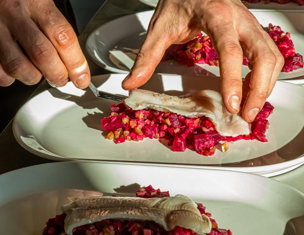 Forelle auf rote Beete-Salat mit Meerrettich / © Foto: Georg Berg