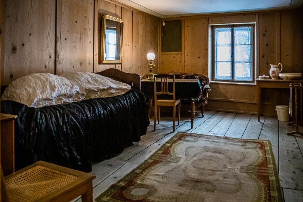 Nietzsches Zimmer in Sils Maria. Das Klima im Engadin war seiner Gesundheit förderlich / © Foto: Georg Berg