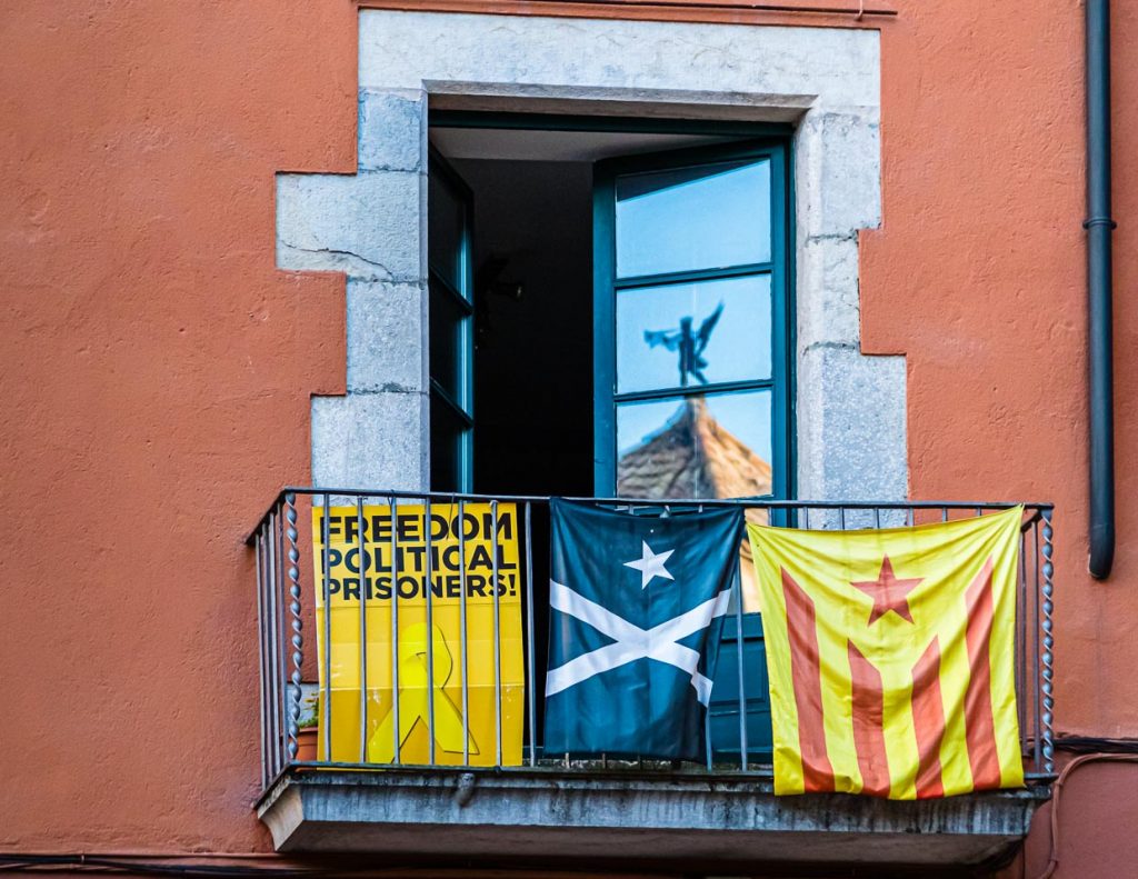 An vielen Stellen Kataloniens findet man Protest gegen die spanische Zentralregierung insbesondere aufgrund der Inhaftierung katalanischer Politiker und Aktivisten / © Foto: Georg Berg