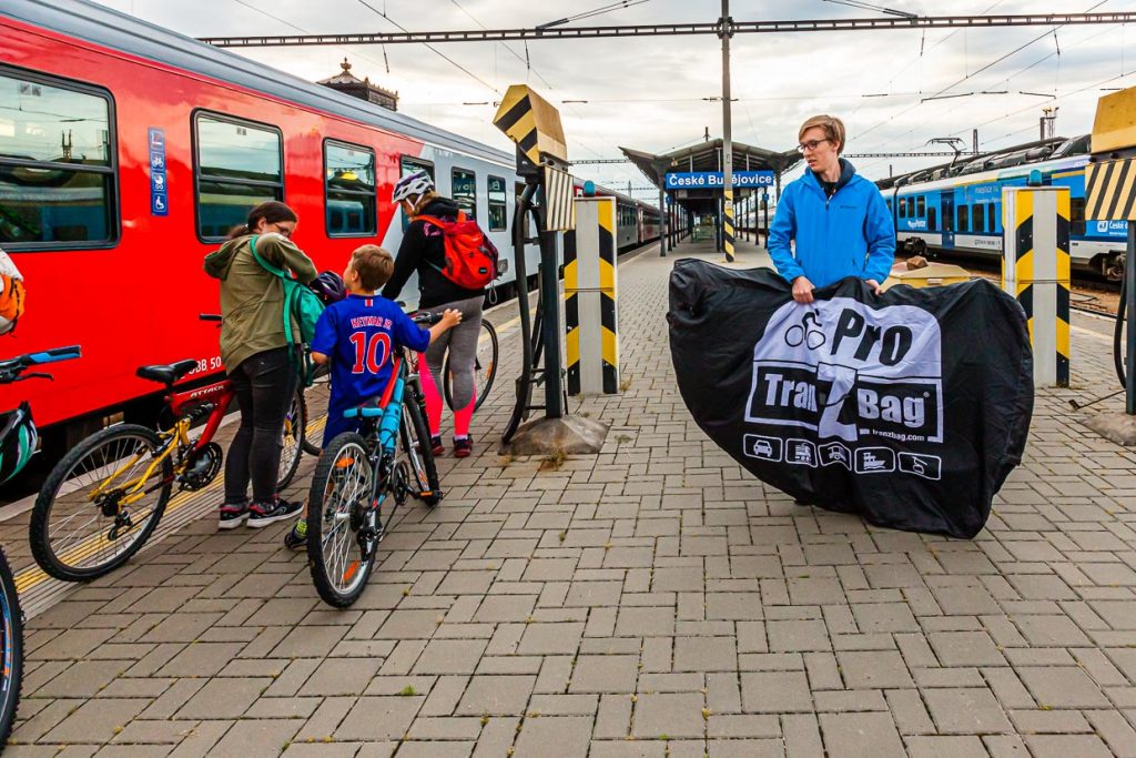 Vernetzte Verkehrsmittel: Noch auf dem Bahnsteig von Budweis werden die Räder startklar gemacht / © Foto: Georg Berg