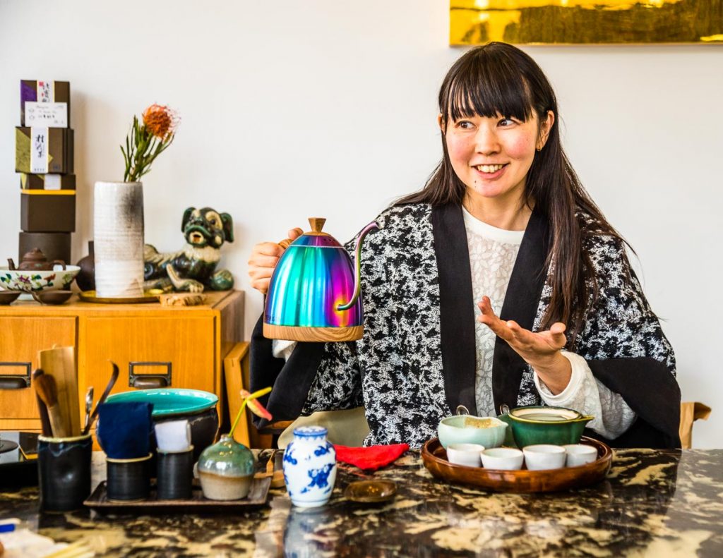 Der Weg zu Motoko Dobashi ist nicht so weit. In Düsseldorf im AN/MO kann man ihr bei einer Tee-Zeremonie zuschauen. Regelmäßig besucht sie Teeproduzenten in Japan und kauft direkt beim Erzeuger beste Qualitäten / © Foto: Georg Berg