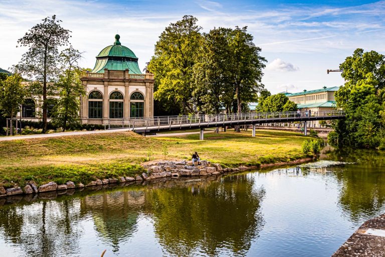Luitpoldbad und Wandelhalle an der Saale in Bad Kissingen / © Foto: Georg Berg