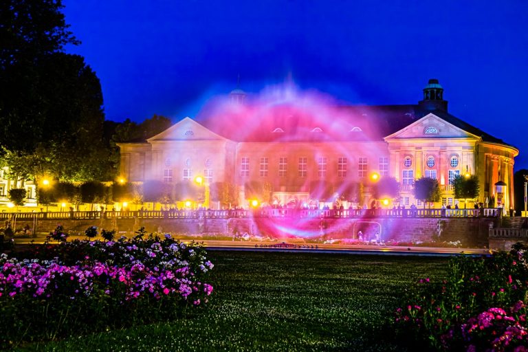 Multimediaprojektion am Springbrunnen im Rosengarten von Bad Kissingen. Nächtliche Illumination am Fächerbrunnen in Bad Kissingen, Deutschland / © Foto: Georg Berg