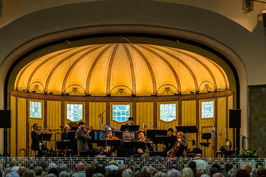 Das Salon-Orchester von Bad Kissingen besteht aus 13 Profimusikern. Die Musiker haben sich 2016 in das Guinessbuch der Rekorde gespielt mit insgesamt 727 Konzerten in nur einem Jahr / © Foto: Georg Berg