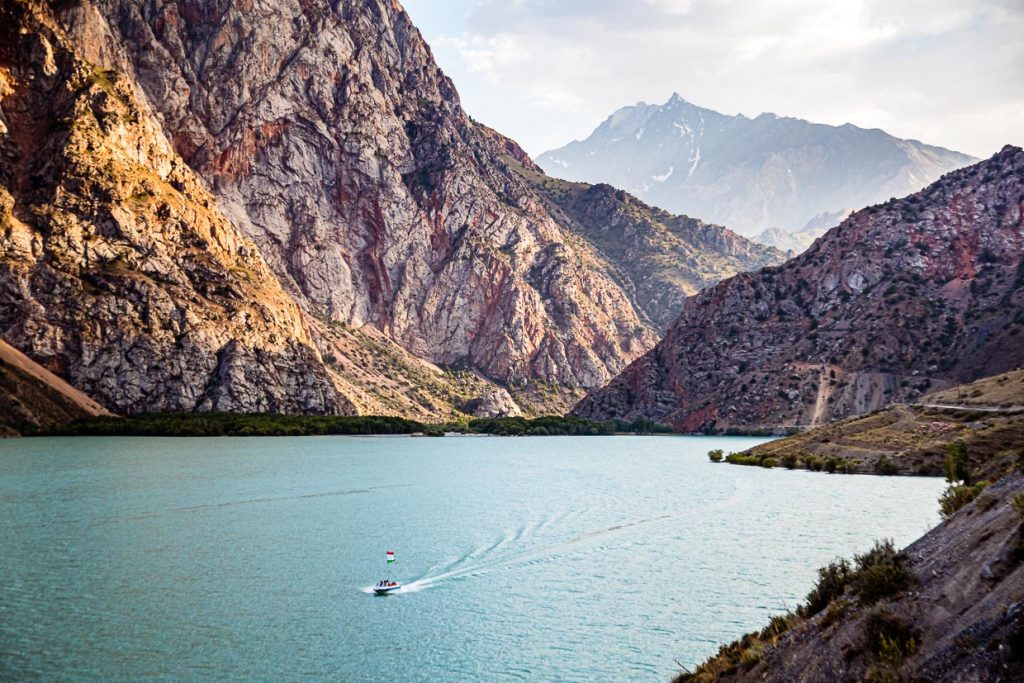 Der durch einen Erdrutsch entstandene Iskanderkul See liegt nicht weit von der tadschikischen Hauptstadt Duschanbe entfernt / © Foto: Georg Berg