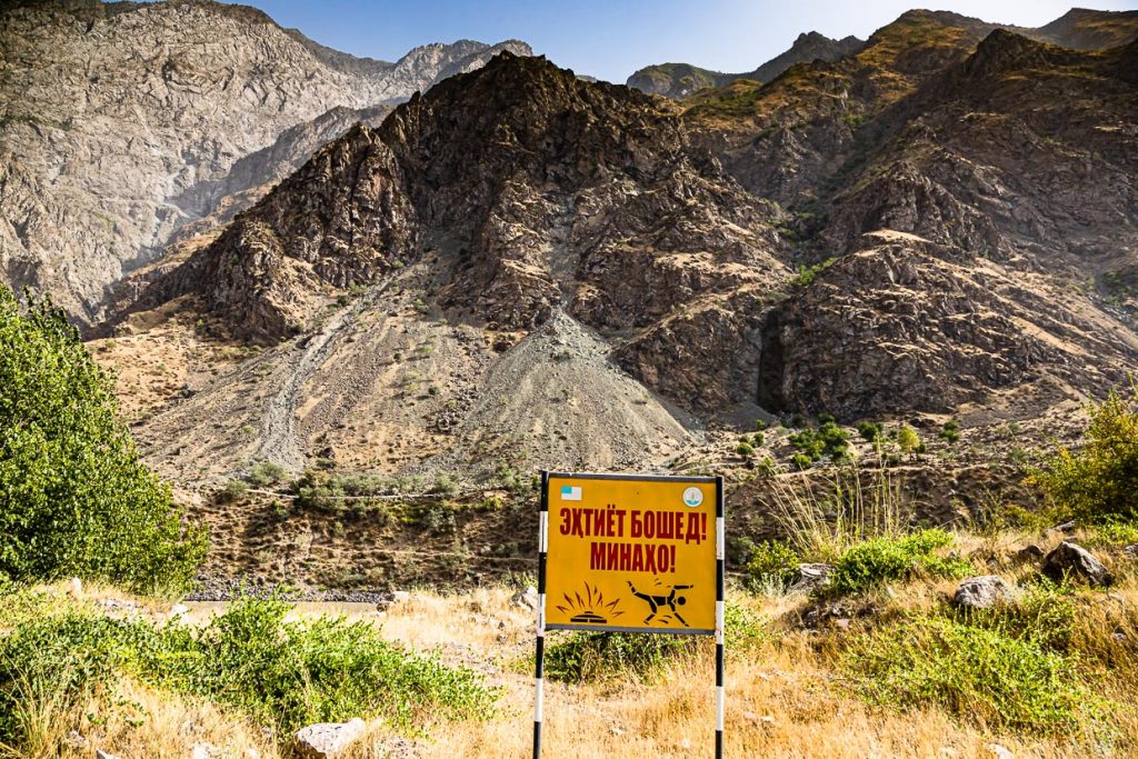 Warnung vor Landminen an der Grenze nach Afghanistan / © Foto: Georg Berg
