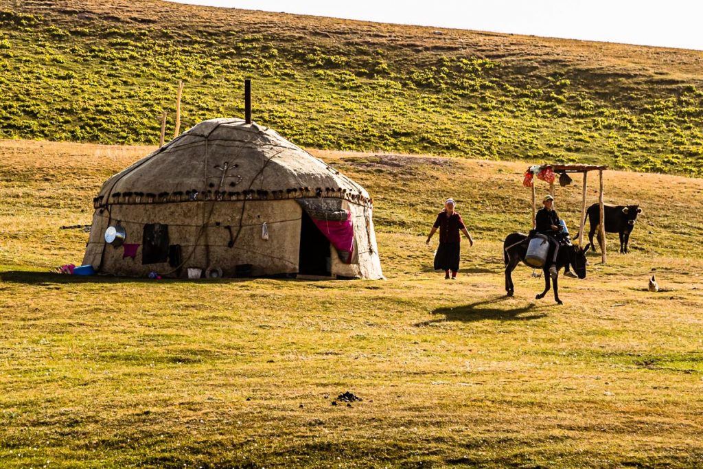 Die Jurten der kirgisischen Nomaden bestehen aus Filztextilien, die über ein Holzgerüst gelegt sind. Sie sind gut transportabel und schnell auf und abzubauen / © Foto: Georg Berg