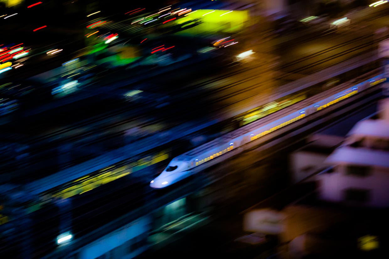 Pfeilschnell durch die Nacht. Shinkansen heißen Japans Schnellzüge, die überaus verlässlich, bestens organisiert und dicht getaktet das Land durchkreuzen. Von Tokio erreicht man Shizuoka in nur 60 Minuten / © Foto: Georg Berg