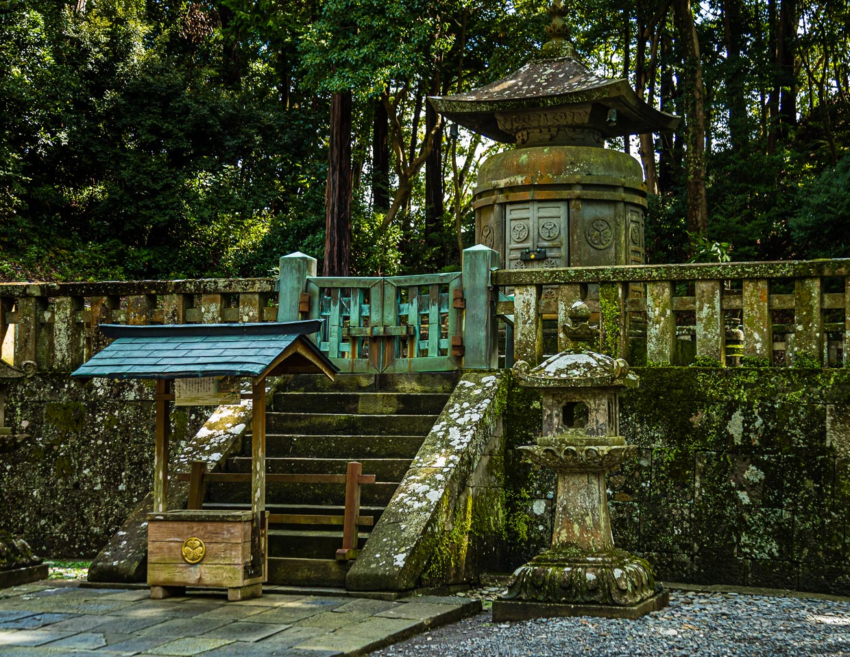 Tokugawa Ieyasu wird heute an vielen Orten in Japan wie eine Gottheit verehrt. Auf Mount Kunozan wurde auf seinen Wunsch hin sein Mausoleum gebaut. Die sterblichen Überreste sind später nach Nikko gebracht worden / © Foto: Georg Berg