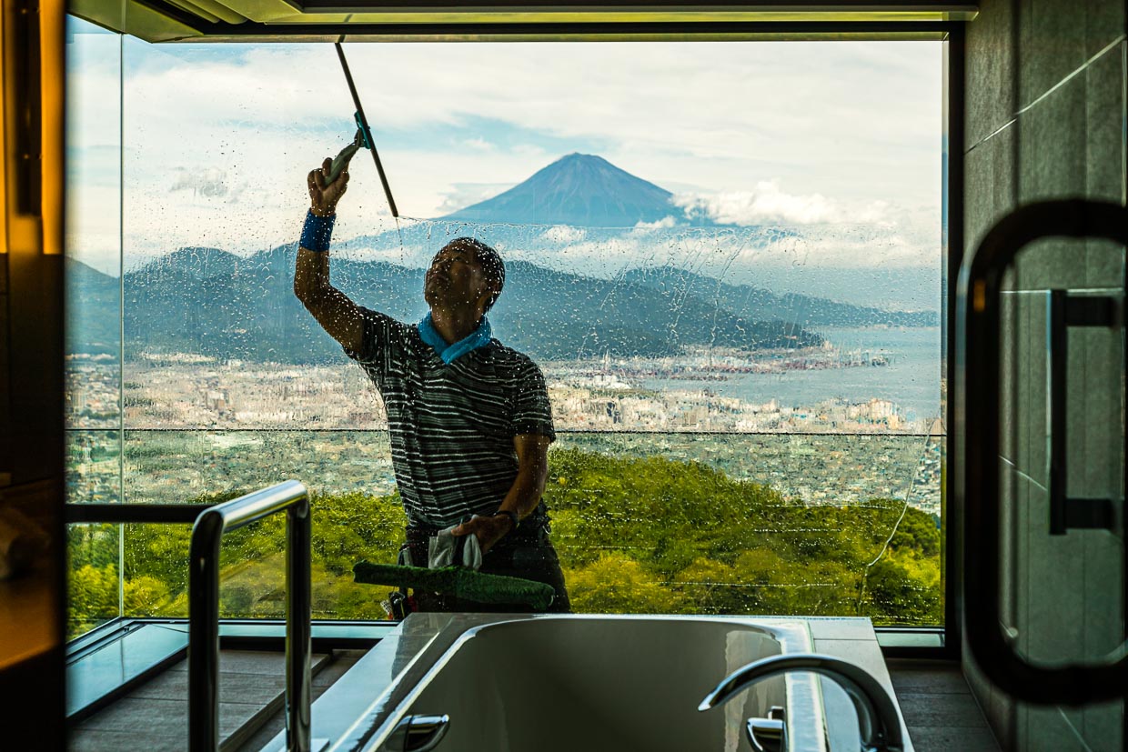 Nach dem Taifun. Fensterputzer legt den Mount Fuji frei / © Foto: Georg Berg