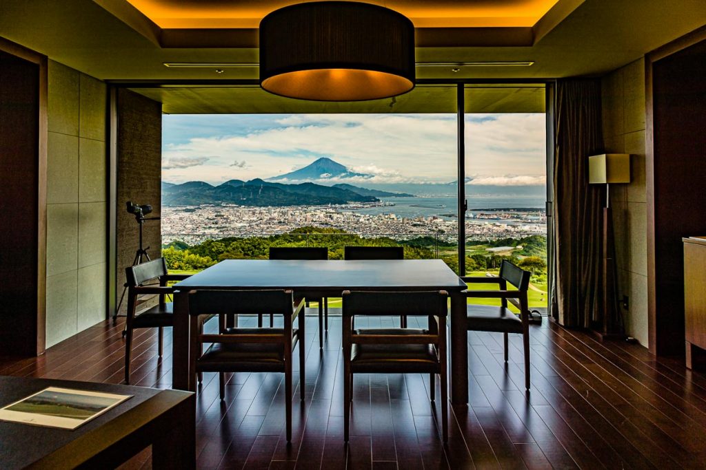 Zu einem Hotelzimmer der gehobenen Kategorie gehört im Nippondaira auch ein Fernglas / © Foto: Georg Berg
