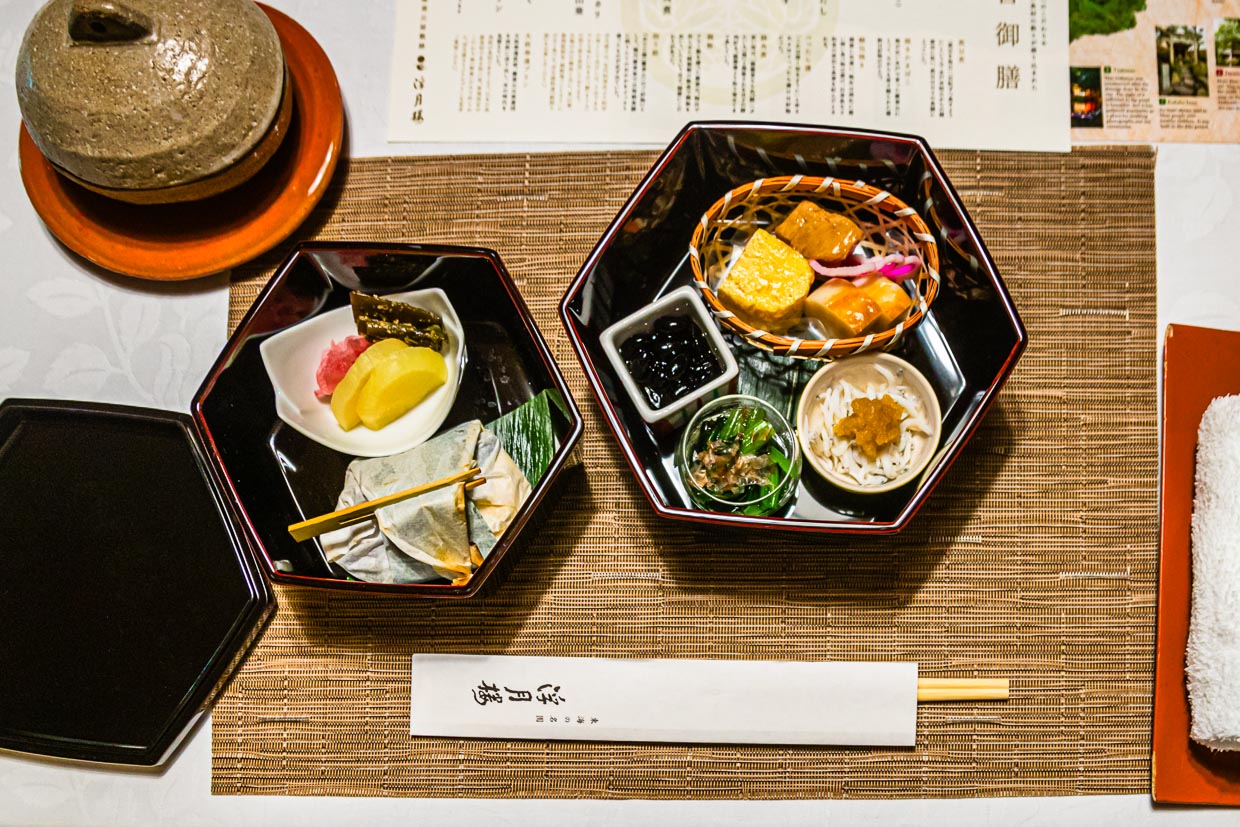 Lunch im Fugetsuro mit den Lieblingsspeisen des letzten Shoguns: Eier, schwarze Bohnen und Reis mit Bonitoflocken / © Foto: Georg Berg