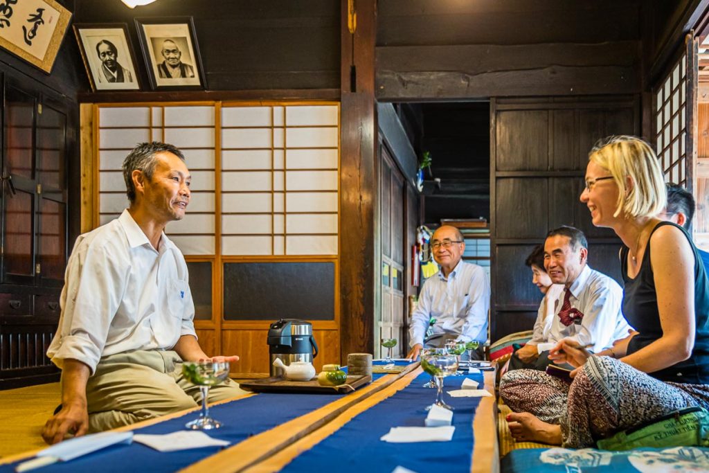 Auf der Teefarm Sansuien in den grünen Hügeln nahe Shizuoka City produziert Kiyomi Uchino hochwertigen und prämierten grünen Tee. Das Teehaus gehört zu den ältesten in der Region. Hier werden Tee-Zeremonien gehalten. Jede Führung über die Teeplantage beginnt mit einem Aufguss der besten Teesorten, einem Gebäckstück und der Geschichte des grünen Tees in Japan / © Foto: Georg Berg