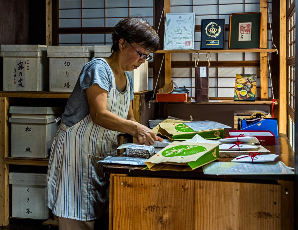Japaner sind Meister der Verpackung. Frau Uchino schlägt den Tee, den man nur vor Ort in kleinen Mengen erwerben kann, in schöne Umschläge / © Foto: Georg Berg