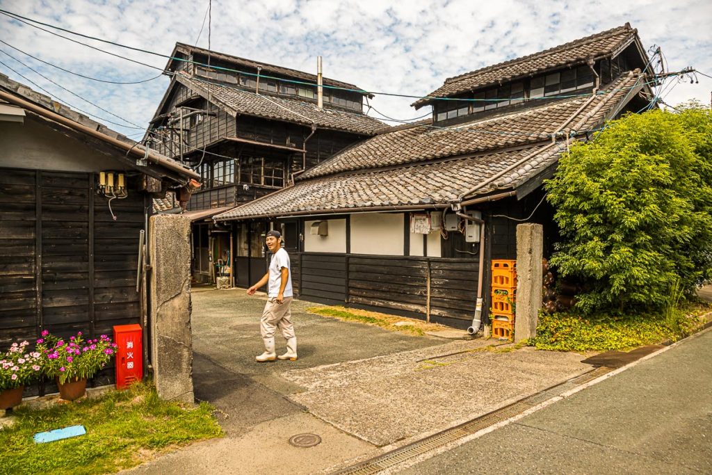 Die Manufaktur Meijiyashouyu. Selten sieht man noch diese alten traditionellen Häuser in Japan. Dieses hat drei Stockwerke, gebaut aus Zedernholz. Die unterschiedliche Höhe der Produktionsräume macht man sich beim Herstellungsprozess zu Nutze / © Foto: Georg Berg