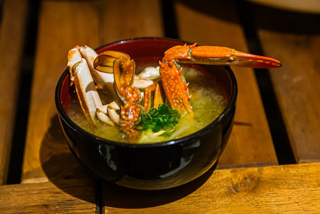 Miso-Suppe mit frischer Einlage. Der selbst gefischte Krebs wird zu einem sehr nachhaltigen kulinarischen Erlebnis / © Foto: Georg Berg