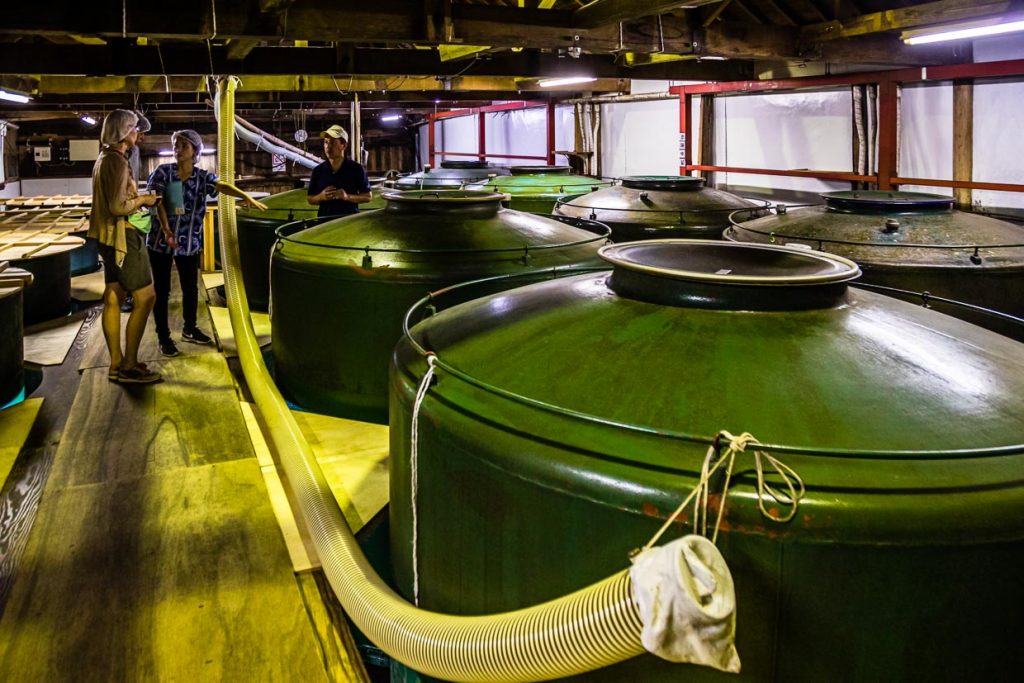 Die grünen Tanks für die Sake-Produktion waren früher Kriegsschiffe der japanischen Marine / © Foto: Georg Berg