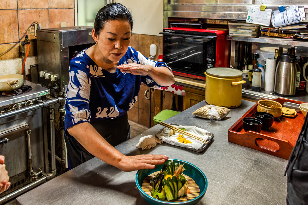 Atsuko Kato erklärt in ihrer Küche die Regeln der Moritsuke-Anrichtung in der Kaiseki-Küche. Sie sind eine komplexe Mischung aus Ästhetik und praktischer Funktionalität, die darauf abzielt, den Speisen eine harmonische, naturnahe und einladende Präsentation zu verleihen / © Foto: Georg Berg