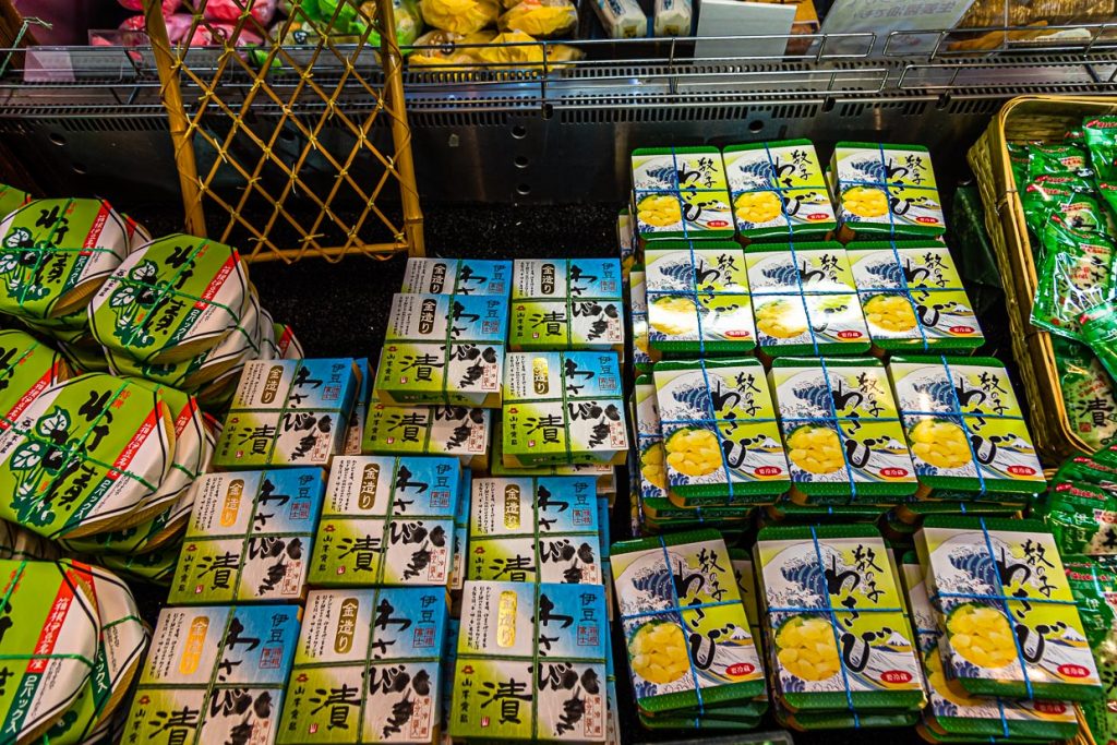 In Japan gibt es zahlreiche Produkte mit Wasabi; darunter Süßigkeiten, Wasabipuliver, Wasabisalz oder Wasabi-Nüsse / © Foto: Georg Berg