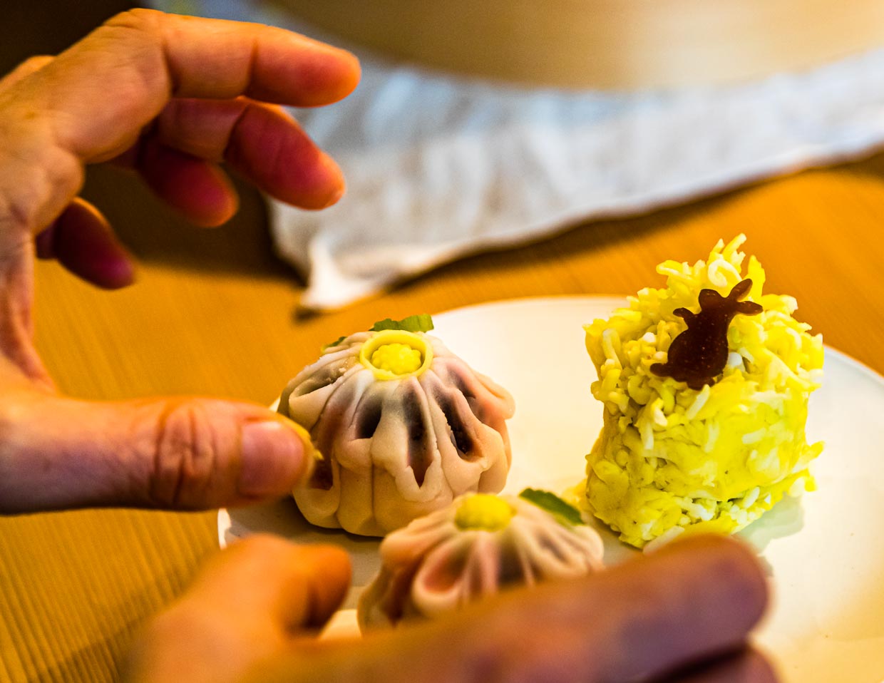 Zubereitung von Moon-Viewing-Tsukimi, traditionelle japanische Süßigkeiten, die jedes Jahr zum Vollmond im Herbst gegessen werden und mit einem Hasen verziert werden / © Foto: Georg Berg