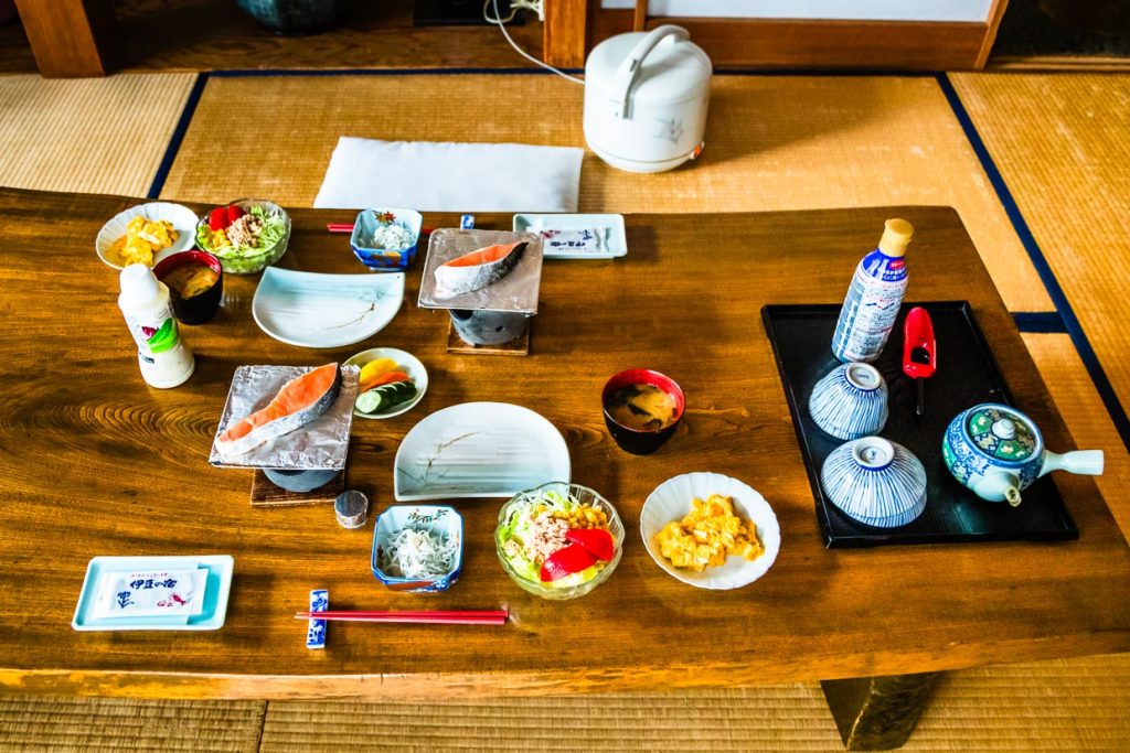 Ichi-Ju-San-Sai. Ein traditionelles japanisches Frühstück besteht aus einer Misosuppe und vielen kleinen Gerichten / © Foto: Georg Berg