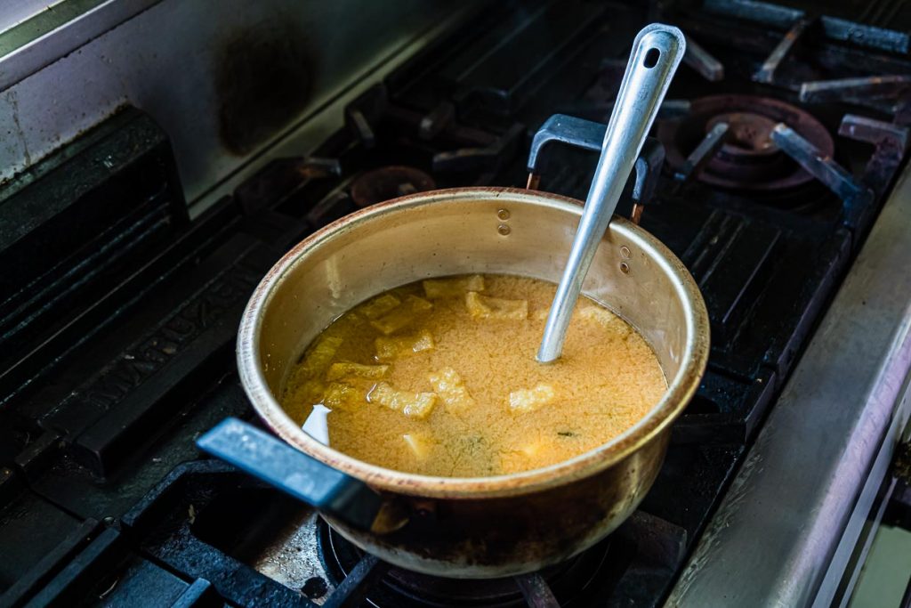 Misosuppe nie aufkochen, denn das würde den wohltuenden Bakterien zusetzen. Kurz vor dem Servieren aber nochmals umrühren / © Foto: Georg Berg