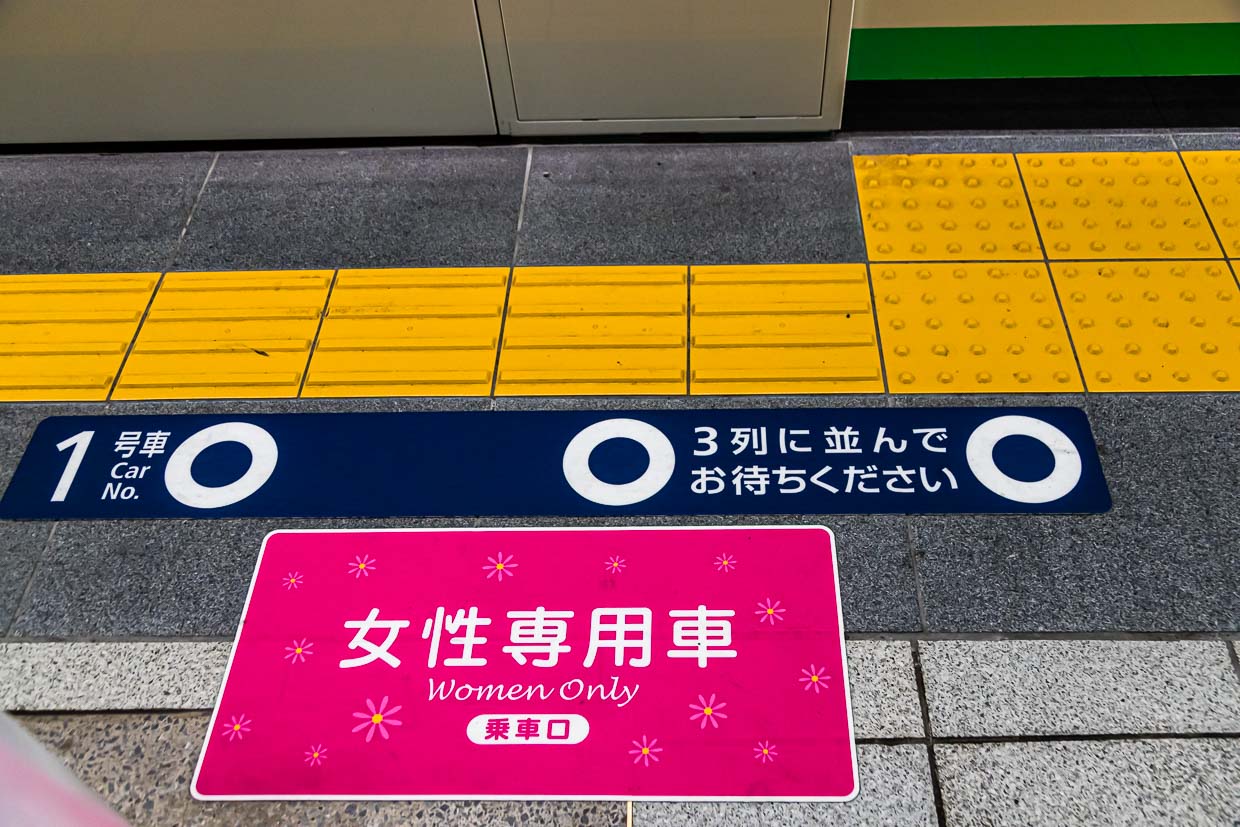 Auf dem Bahnsteig gibt es Zugabteile nur für Frauen. Markierungen in der Farbe pink auf der Plattform weisen darauf hin / © Foto: Georg Berg
