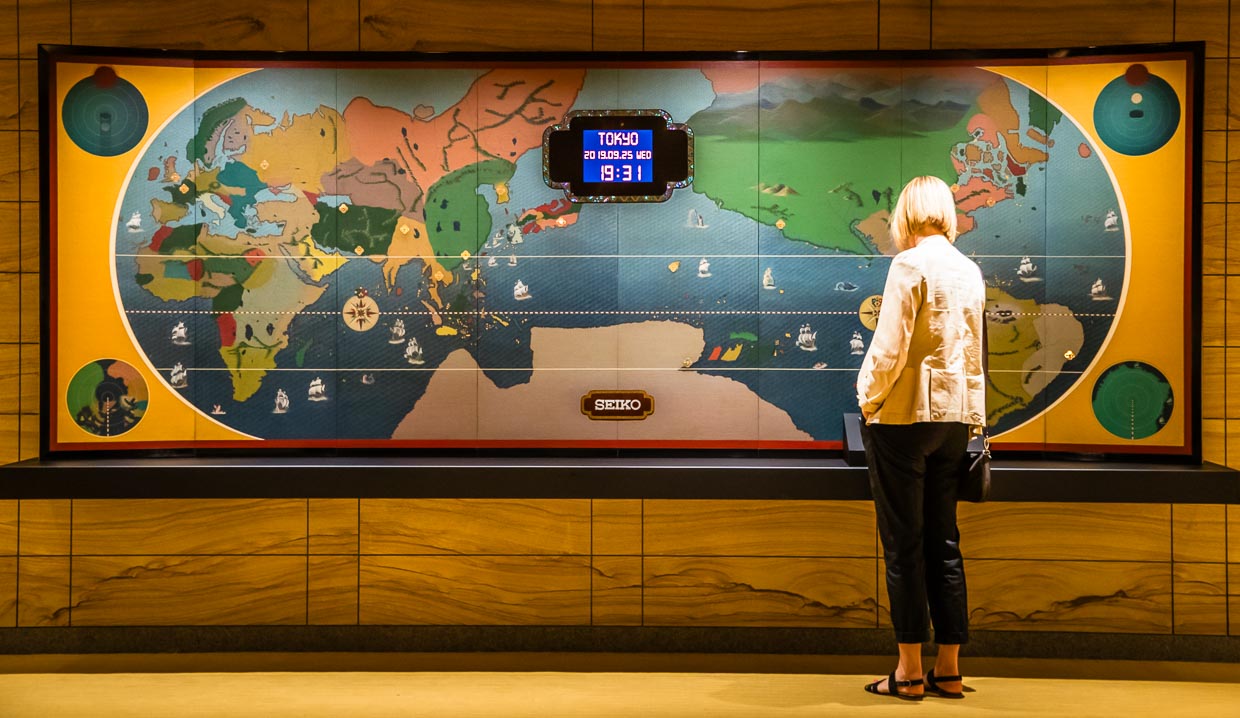 Der Knopfdruck zeigt: Tokio ist Deutschland um sieben Stunden voraus. Auch diese interaktive Weltuhr wurde restauriert und schmückt nun auch die neue Lobby im The Okura / © Foto: Georg Berg