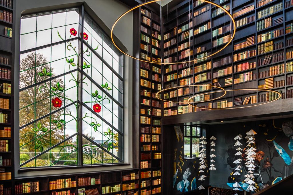 Verbindung von Alt und Neu: So wurden die original Blumenfenster in die mit lokalem Naturstein verkleideten Türme eingesetzt / © Foto: Georg Berg