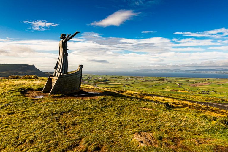 Hier steht der Meeresgott Manannan Mac Lir und natürlich hält man an einem solchen Ort an, auch wenn es noch so windig ist. Gortmore ist ein atemberaubender Aussichtspunkt an der Bishop's Road in Nordirland und ist Teil der Causeway Coastal Route. An einem klaren Tag kann man von hier bis Donegal und die Inseln Islay und Jura an der Westküste Schottlands schauen. Wie gut, dass der Meeresgott uns Einhalt geboten hat! / © Foto: Georg Berg